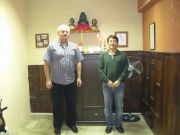 Võ sư Szargut cùng anh Trương Anh Tuấn tại ban thờ Sư tổ Nguyễn Tế Công và Tôn sư Trần Thúc Tiển ở nhà hàng DONG NAM - Warszawa, Ba Lan